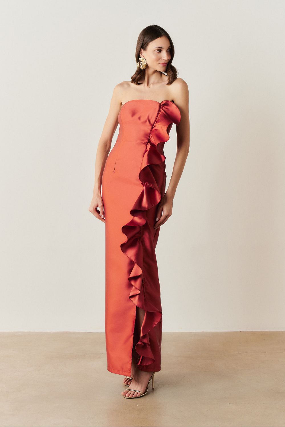 Vestido Longo com Decote Reto, Detalhe em Babado Frontal - Estocolmo Terracota