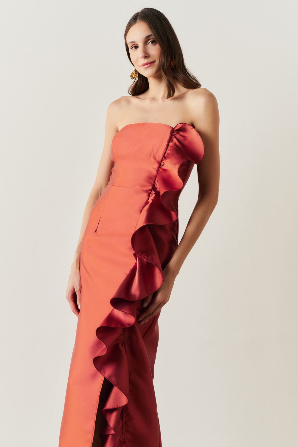 Vestido Longo com Decote Reto, Detalhe em Babado Frontal - Estocolmo Terracota