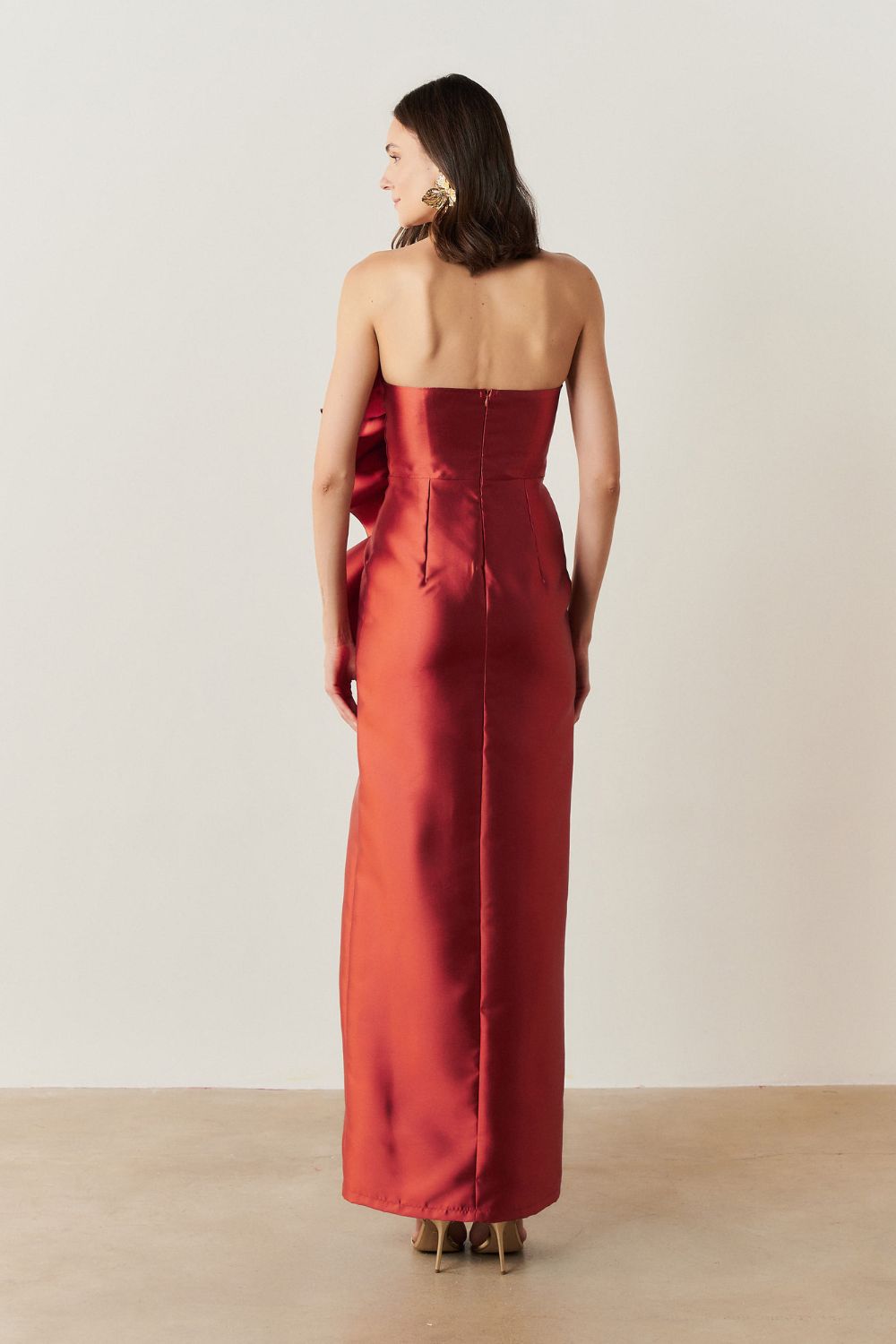 Vestido Longo com Decote Reto, Detalhe em Babado Frontal - Estocolmo Terracota