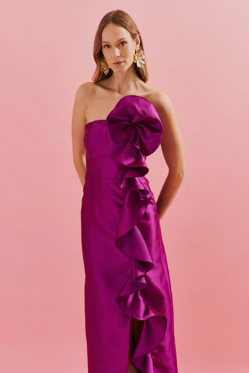 Vestido Longo com Decote Reto, Detalhe em Flor e Babado Frontal - Estocolmo Fúcsia