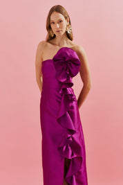 Vestido Longo com Decote Reto, Detalhe em Flor e Babado Frontal - Estocolmo Fúcsia
