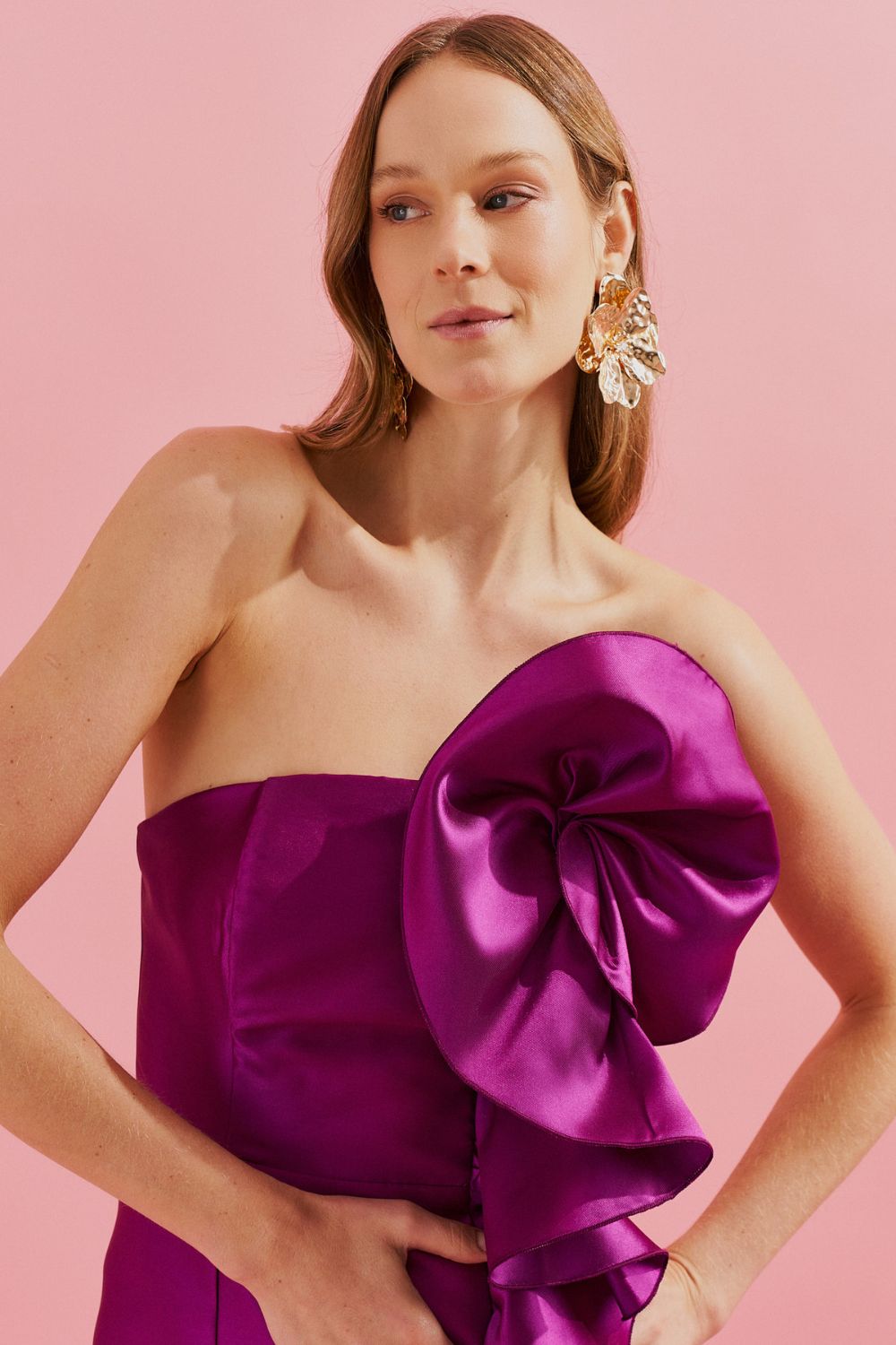 Vestido Longo com Decote Reto, Detalhe em Flor e Babado Frontal - Estocolmo Fúcsia