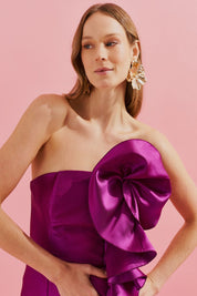 Vestido Longo com Decote Reto, Detalhe em Flor e Babado Frontal - Estocolmo Fúcsia