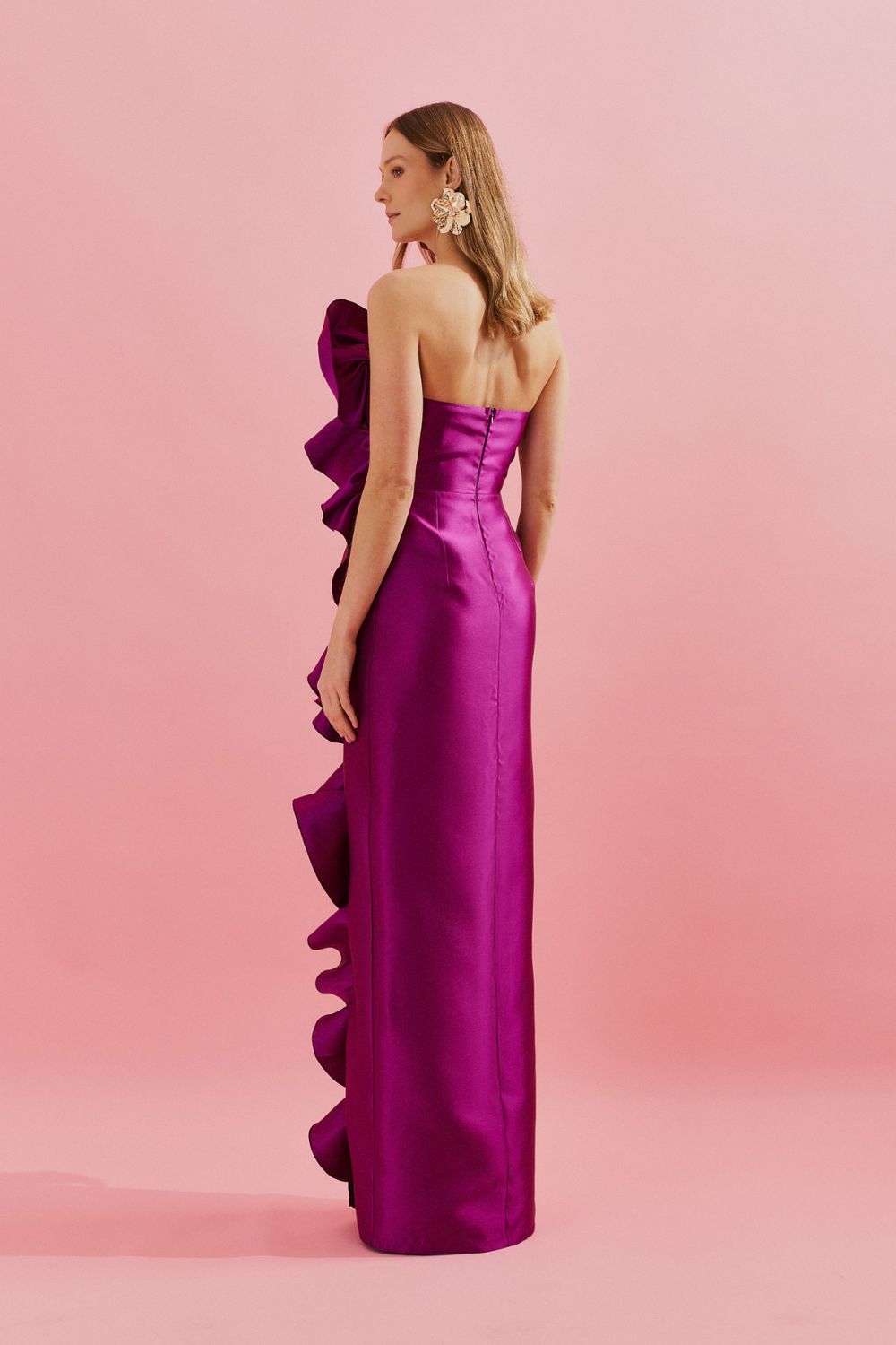 Vestido Longo com Decote Reto, Detalhe em Flor e Babado Frontal - Estocolmo Fúcsia