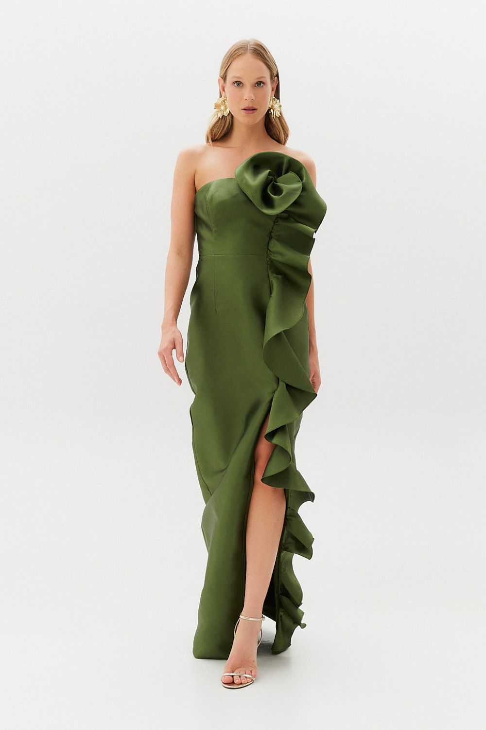 Vestido Longo com Decote Reto, Detalhe em Flor e Babado Frontal - Estocolmo Oliva
