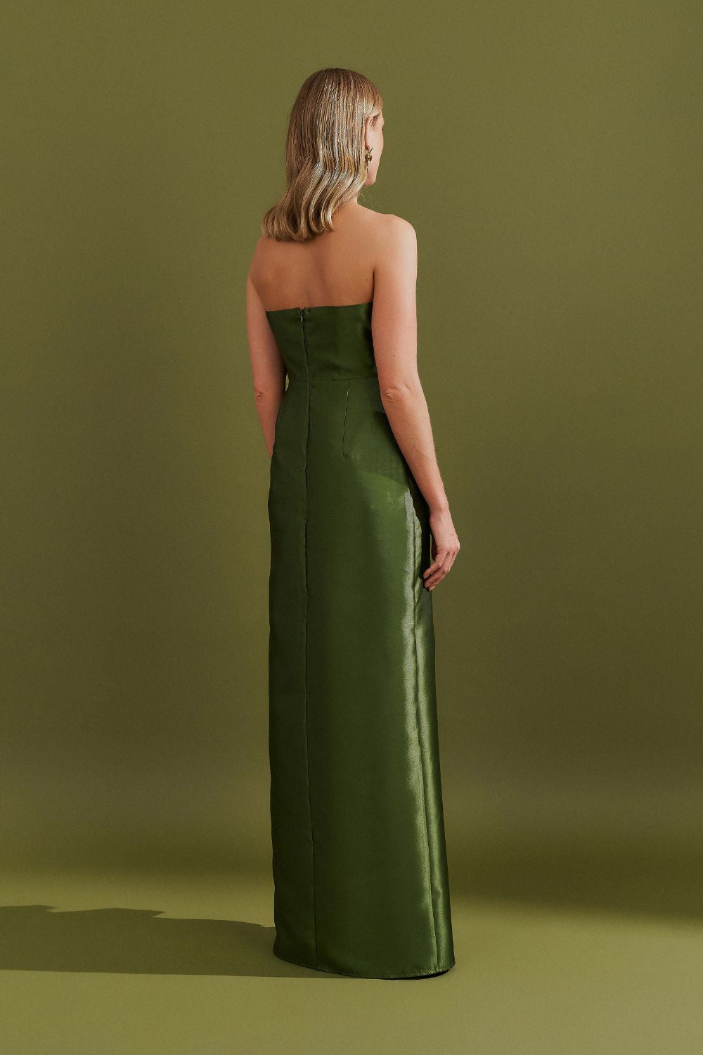 Vestido Longo com Decote Reto, Detalhe em Flor e Babado Frontal - Estocolmo Oliva