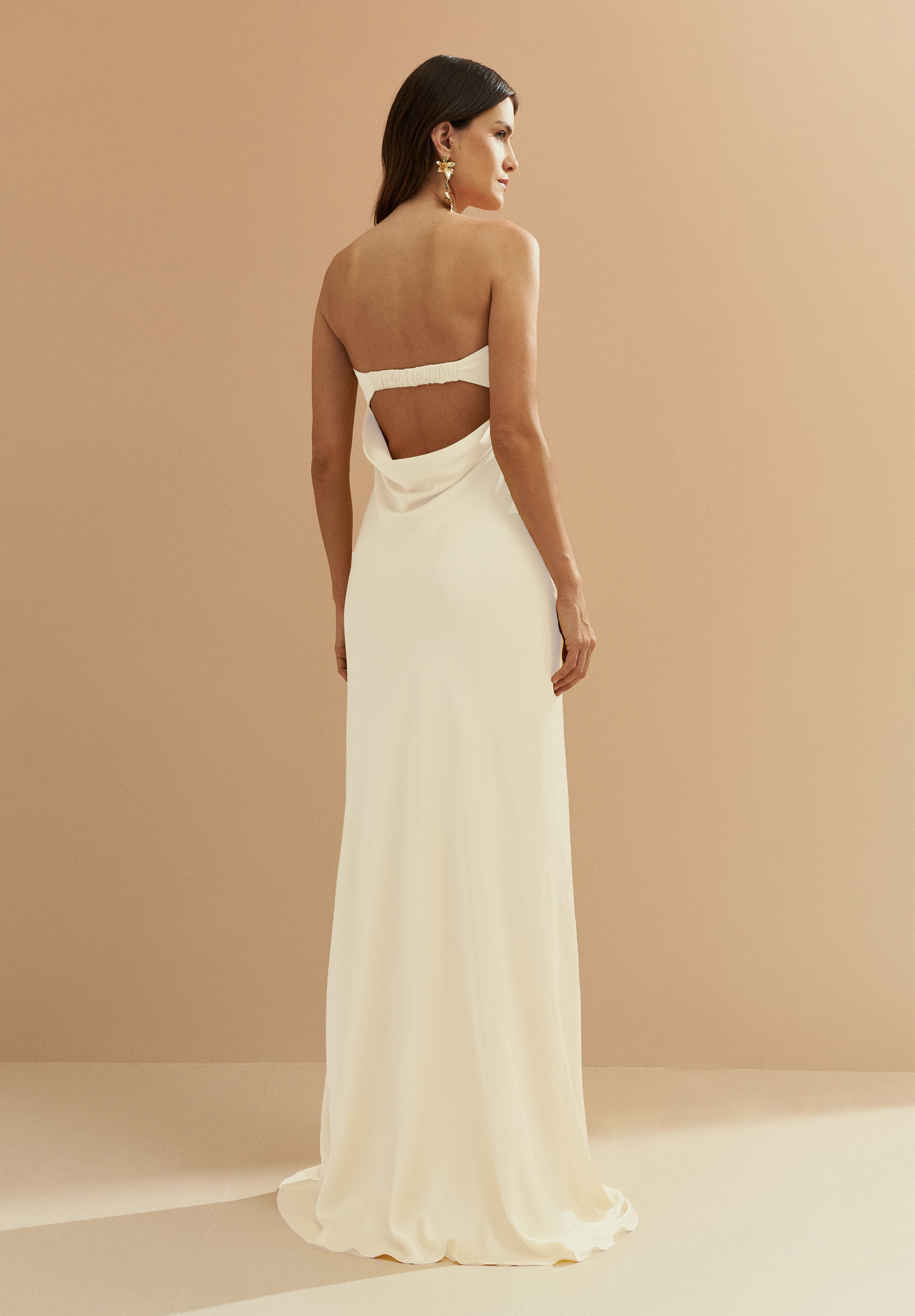 Vestido Longo em Cetim com Decote Reto, Pala Dupla e Decote Degagê nas Costas - Marbella Off White
