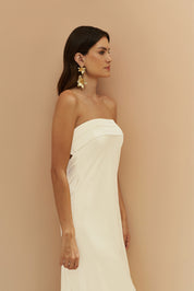 Vestido Longo em Cetim com Decote Reto, Pala Dupla e Decote Degagê nas Costas - Marbella Off White