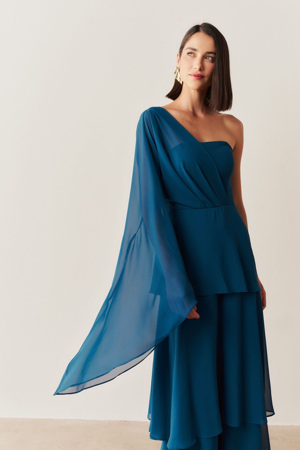 Vestido Longo com Decote Reto, Manga Longa Flare e Saia em Camadas - Austin Azul Petróleo