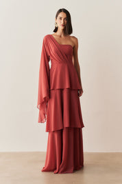 Vestido Longo com Decote Reto, Manga Longa Flare e Saia em Camadas - Austin Canela