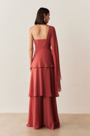 Vestido Longo com Decote Reto, Manga Longa Flare e Saia em Camadas - Austin Canela