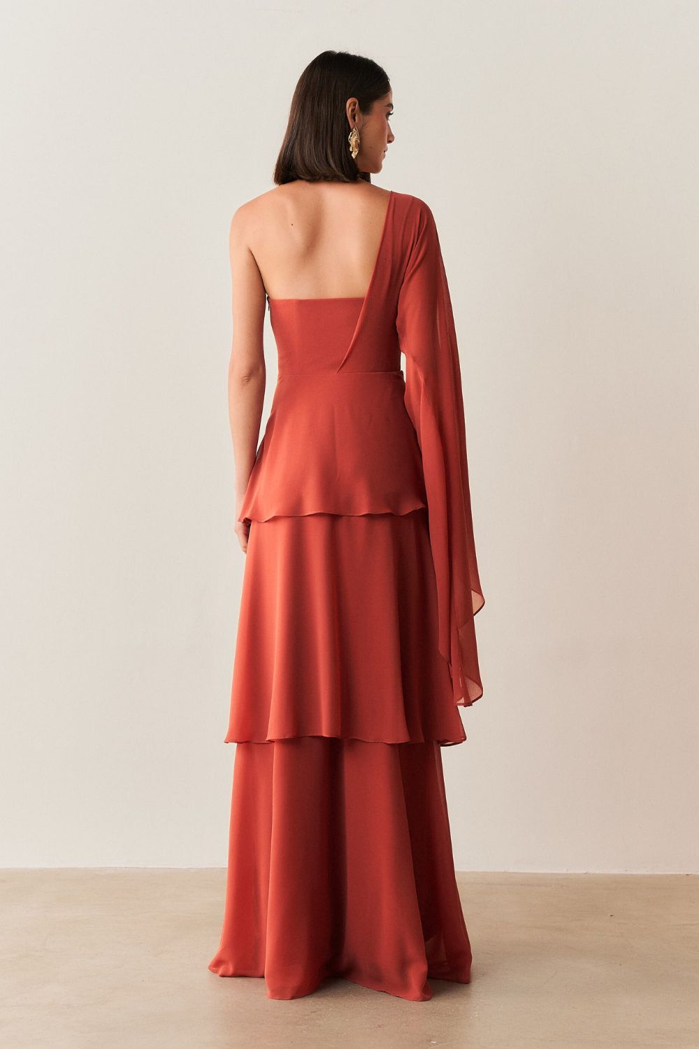 Vestido Longo com Decote Reto, Manga Longa Flare e Saia em Camadas - Austin Terracota