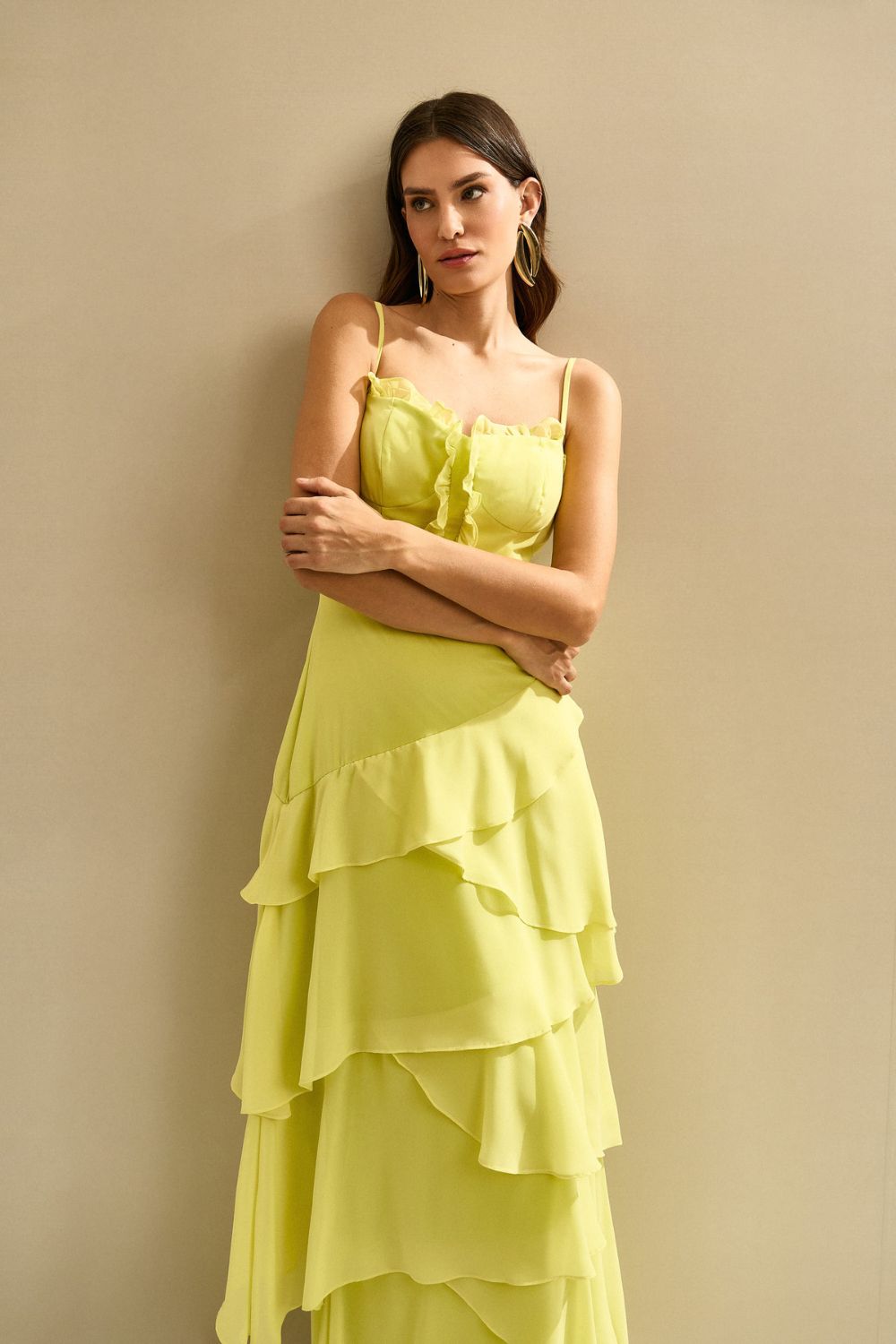 Vestido Longo com Decote V, Costas Abertas e Saia com Babados Assimétricos - Praga Verde Lima