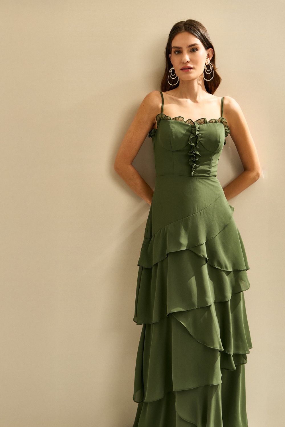 Vestido Longo com Decote V, Costas Abertas e Saia com Babados Assimétricos - Praga Verde Oliva
