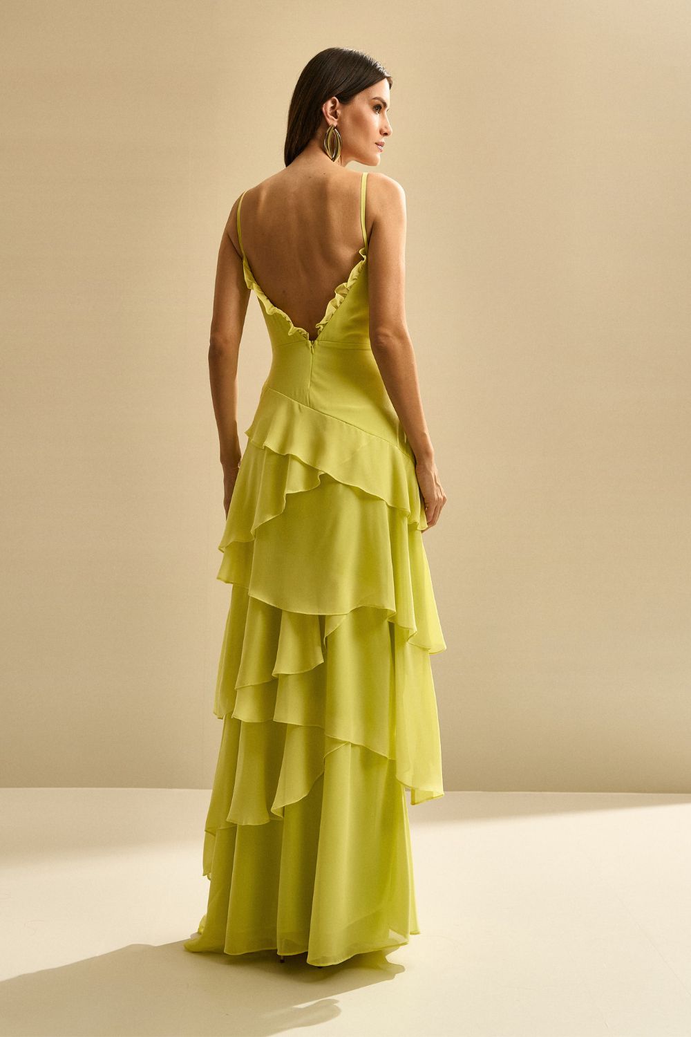 Vestido Longo com Decote V, Costas Abertas e Saia com Babados Assimétricos - Praga Verde Lima