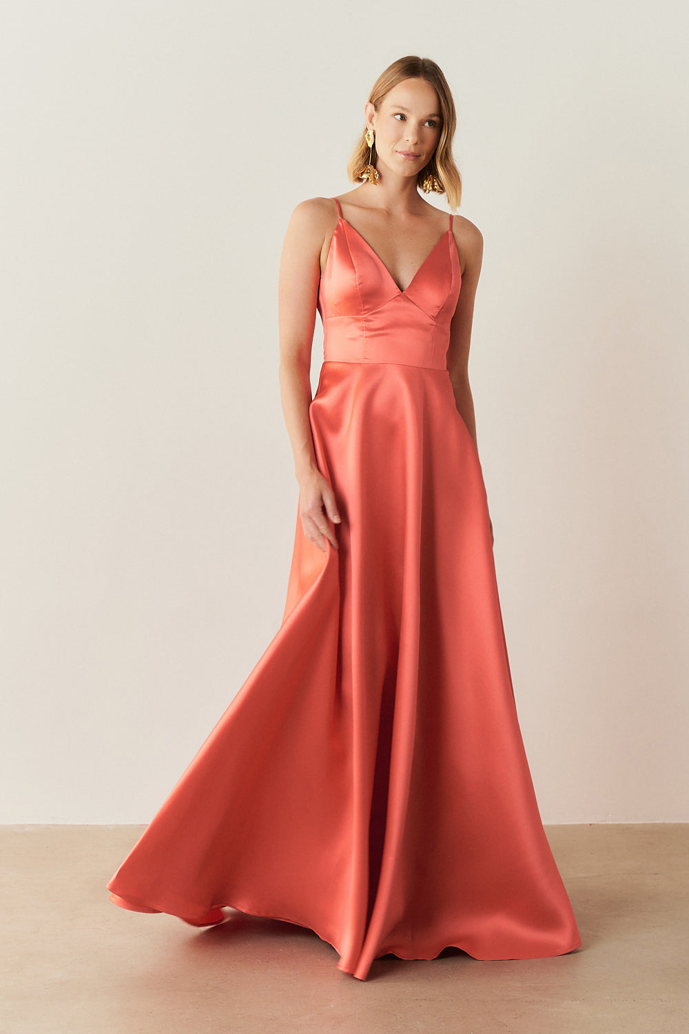 Vestido Longo com Decote V e Alça Fina - Atlanta Coral