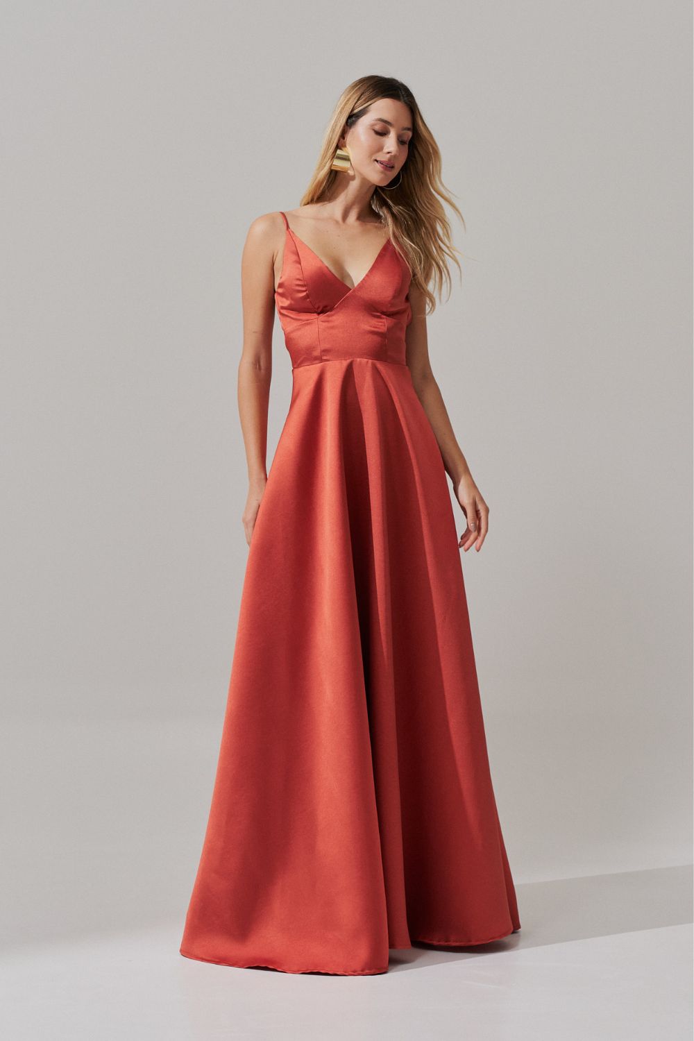 Vestido Longo com Decote V e Alça Fina - Atlanta Terracota