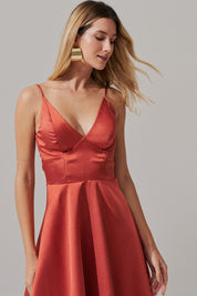Vestido Longo com Decote V e Alça Fina - Atlanta Terracota