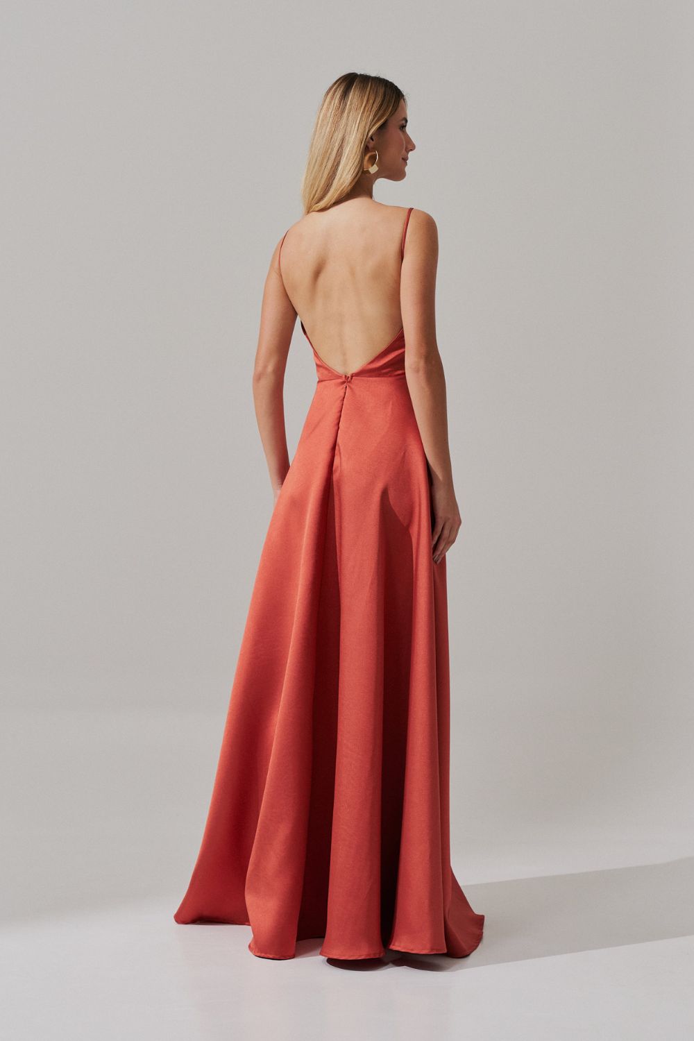 Vestido Longo com Decote V e Alça Fina - Atlanta Terracota