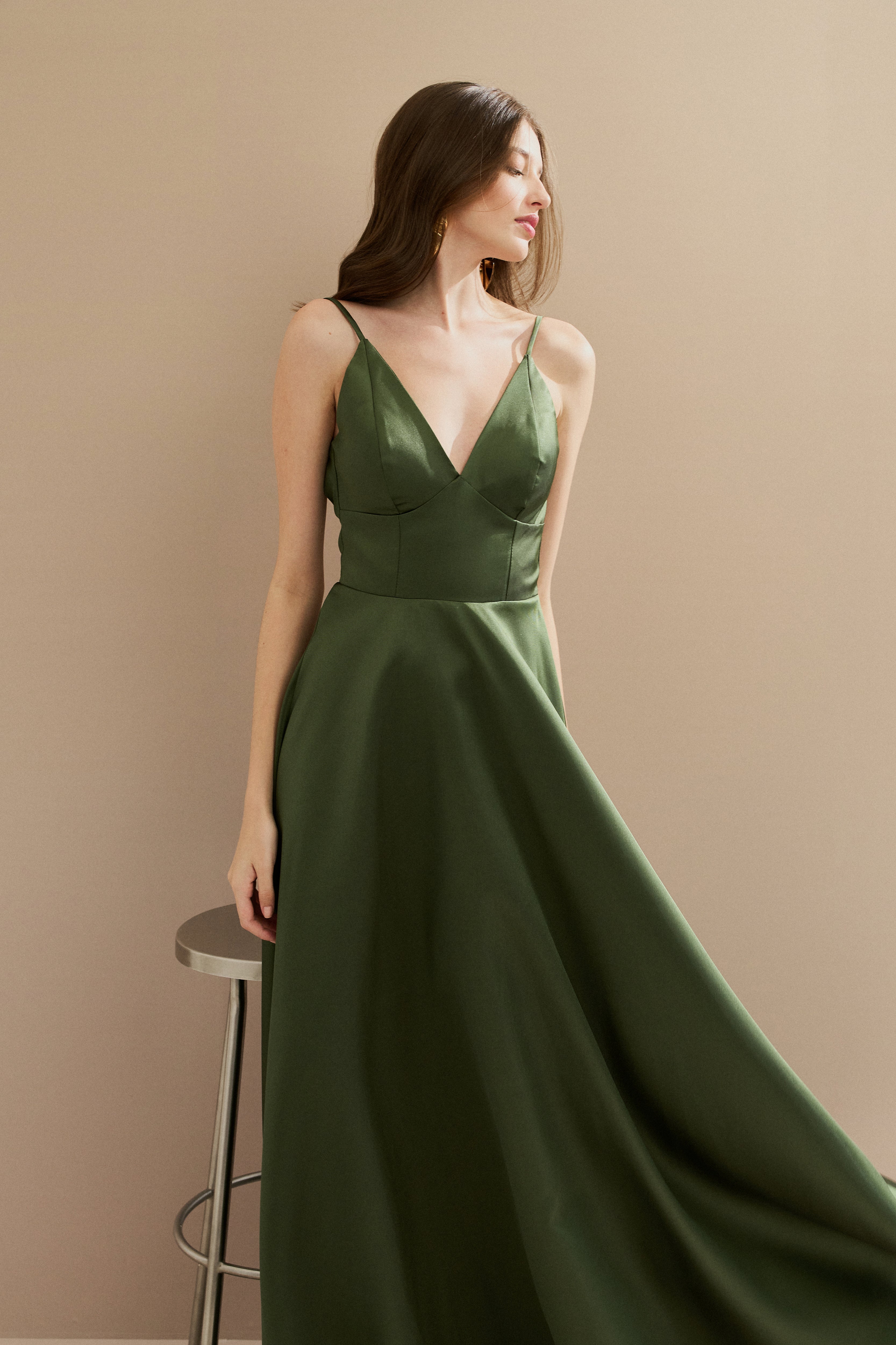 vestido_longo_com_decote_v_e_alca_fina_atlanta_verde_oliva2.jpg
