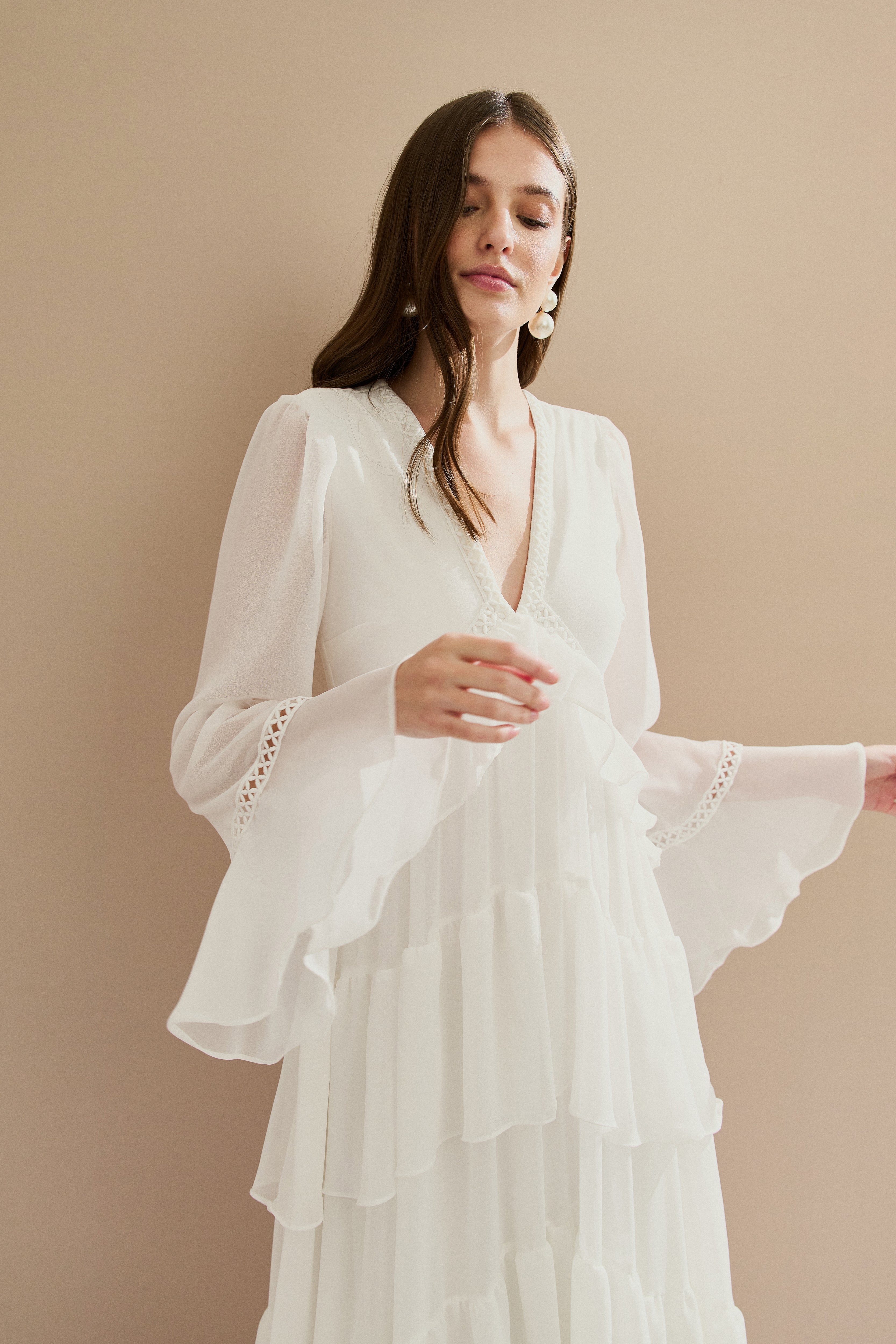 vestido_longo_com_decote_v_manga_longa_e_babados_bariloche_off_white1.jpg