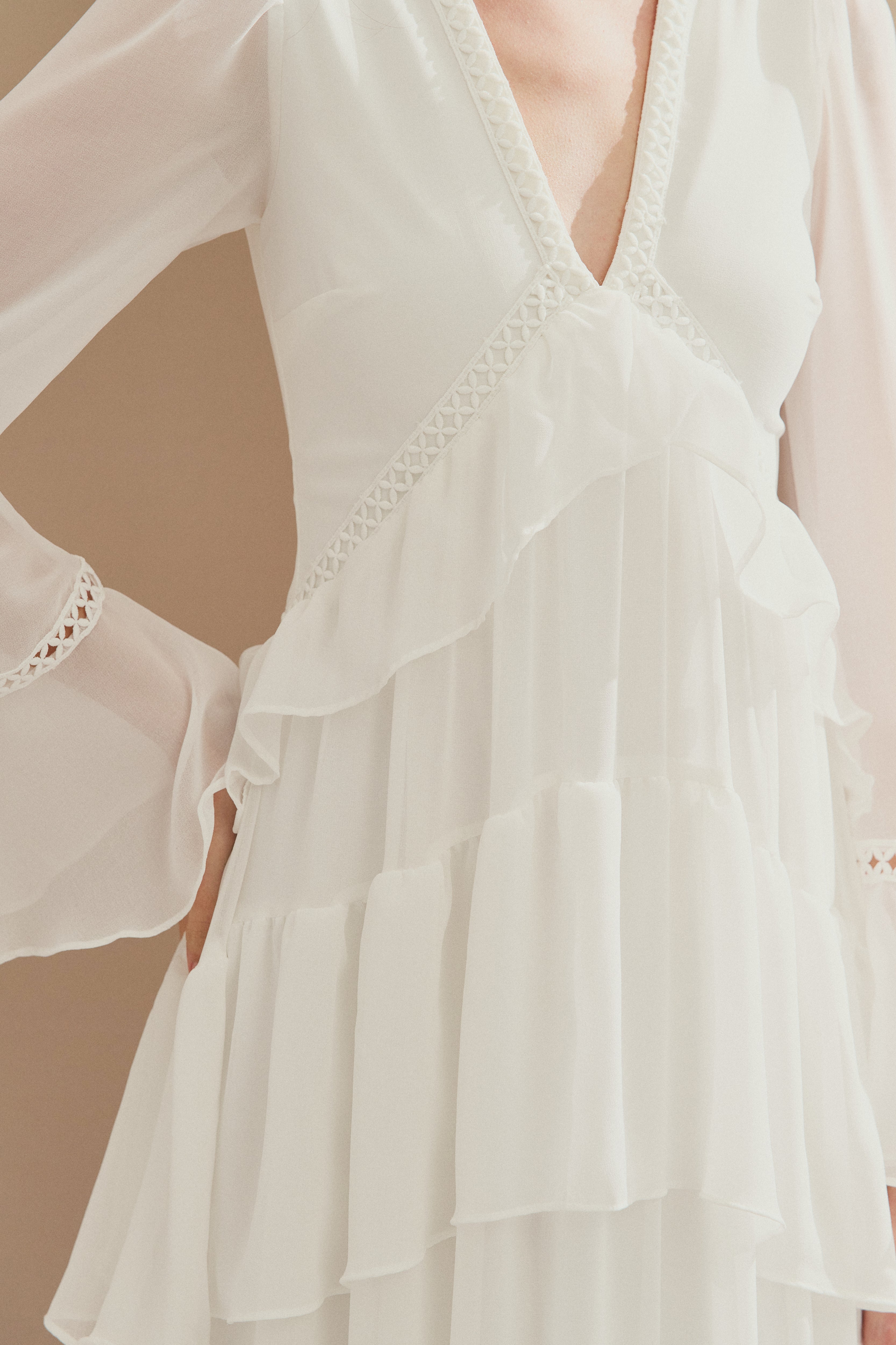 Vestido Longo em Chiffon com Decote V, Manga Longa e Babados - Bariloche Off White