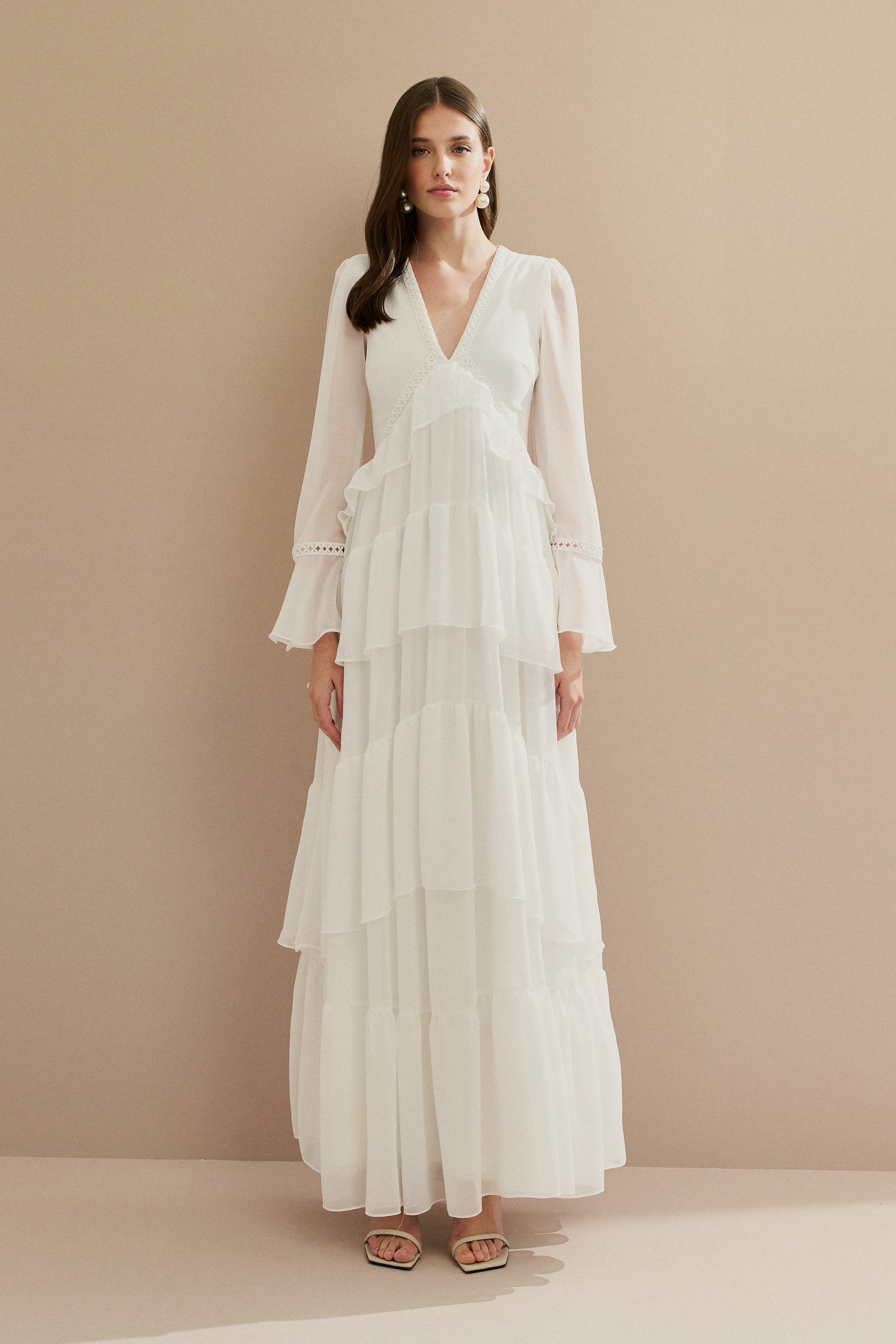 Vestido Longo em Chiffon com Decote V, Manga Longa e Babados - Bariloche Off White