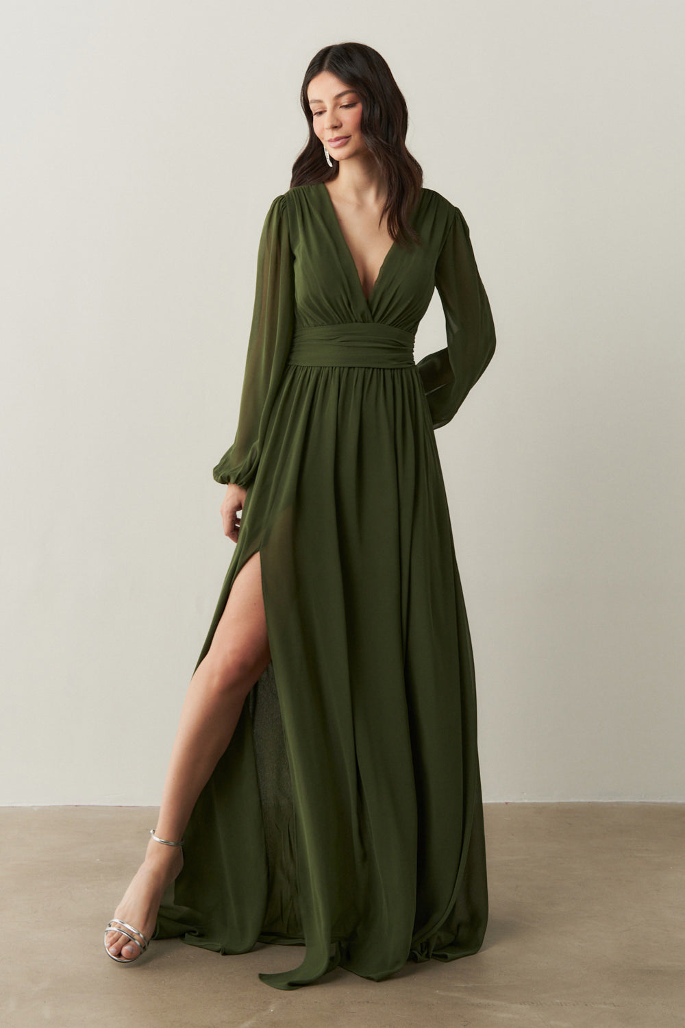 Vestido Longo com Decote V, Manga Longa e Fenda Lateral - Fabíola II Verde Oliva