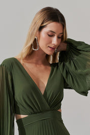 Vestido Longo com Decote V, Manga Longa e Saia Plissada - Bene Oliva