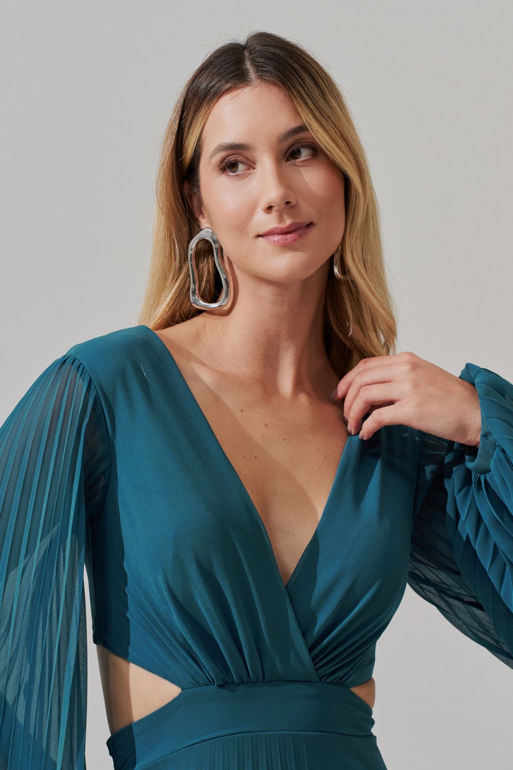 Vestido Longo com Decote V, Manga Longa e Saia Plissada - Bene Petróleo