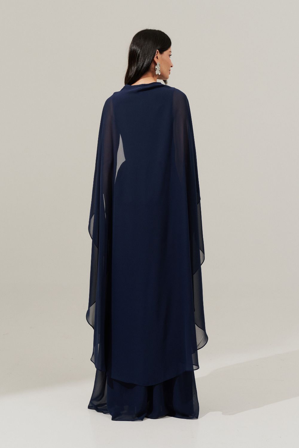 Vestido Longo com Decote V, Saia Fluida e Capa Removível - Carmelo Azul Marinho