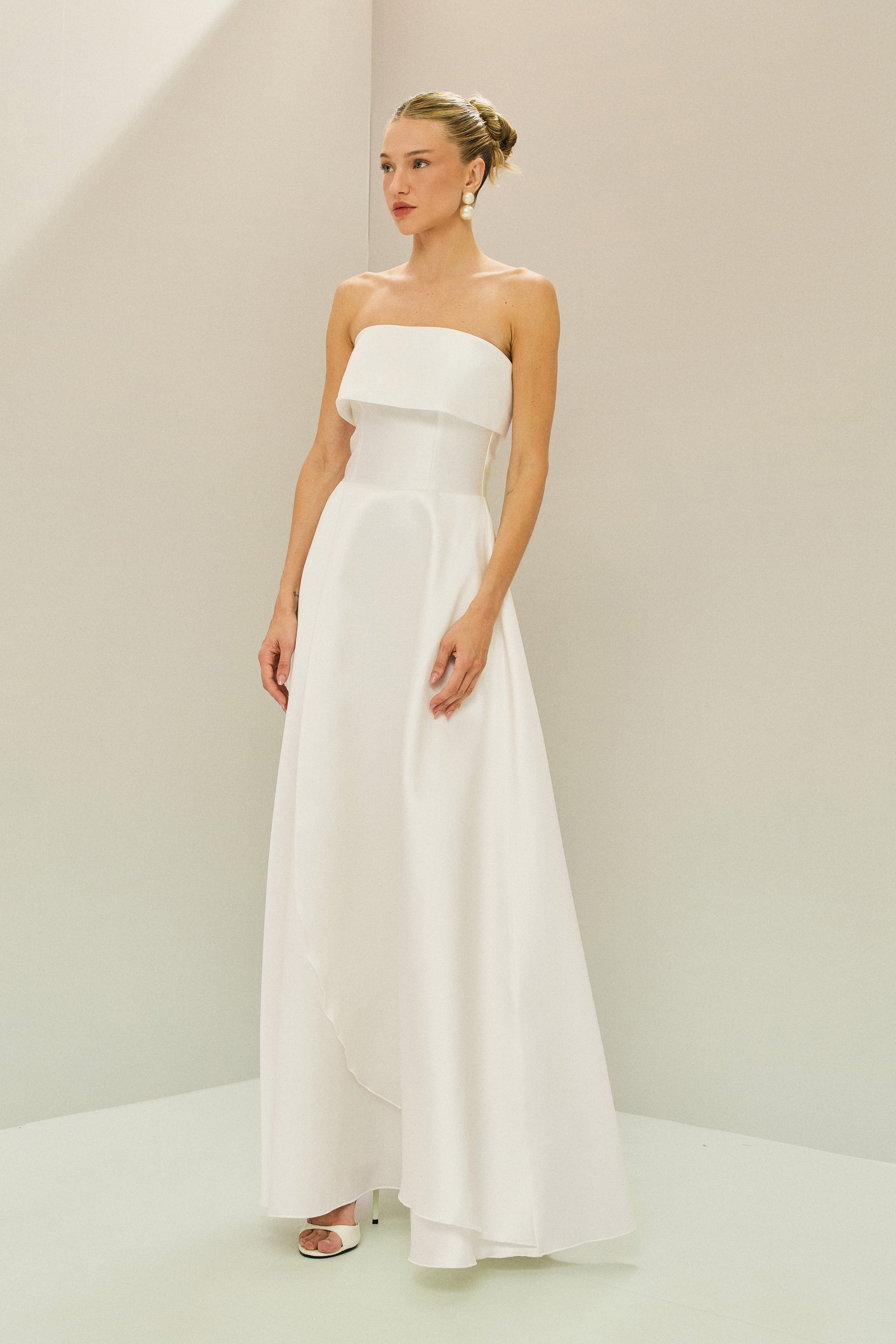 Vestido Longo em Zibeline com Detalhe de Pala Larga no Busto e Saia Cruzada - Kerry Off White