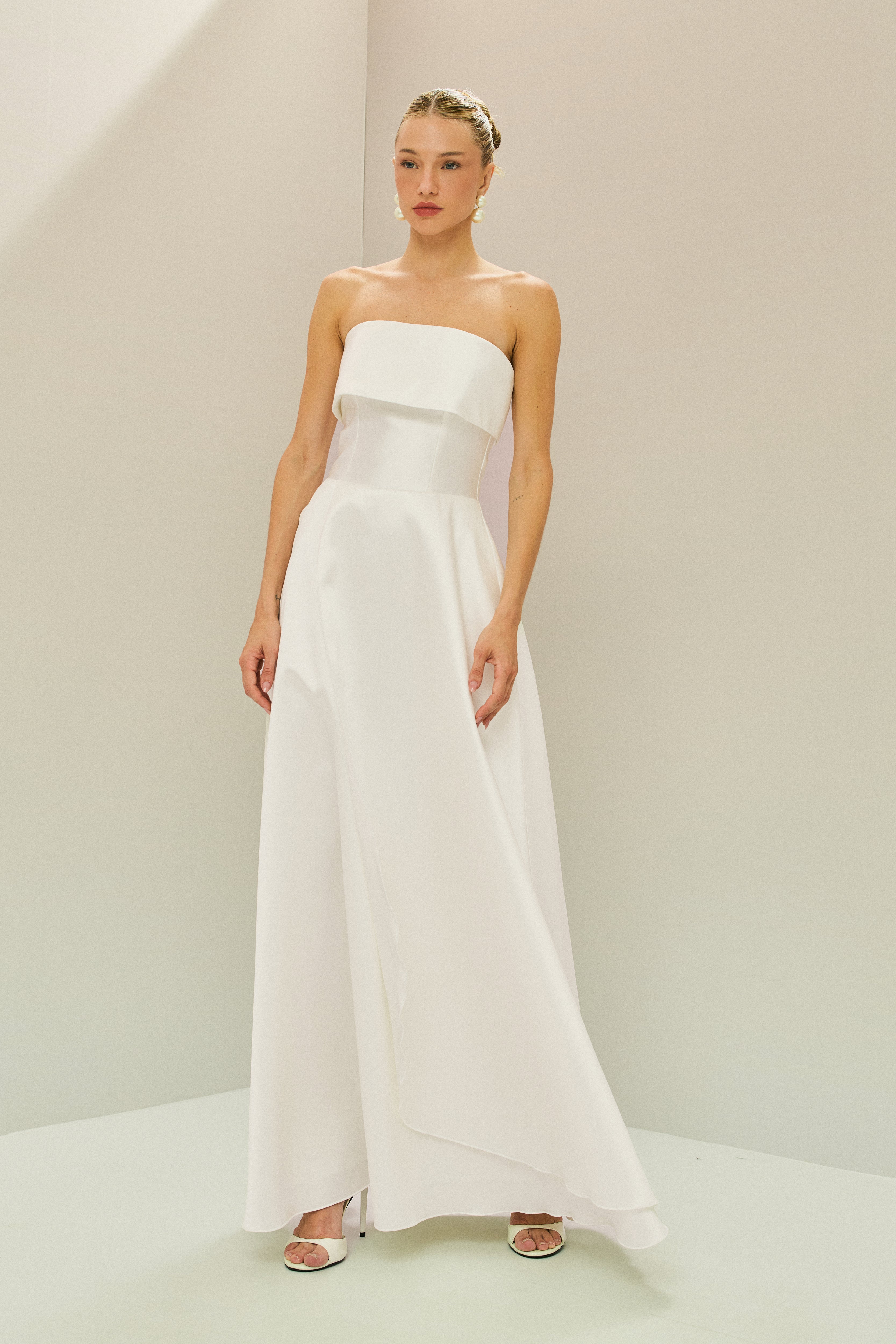 vestido_longo_com_detalhe_de_pala_larga_no_busto_e_saia_cruzada_kerry_off_white2.jpg