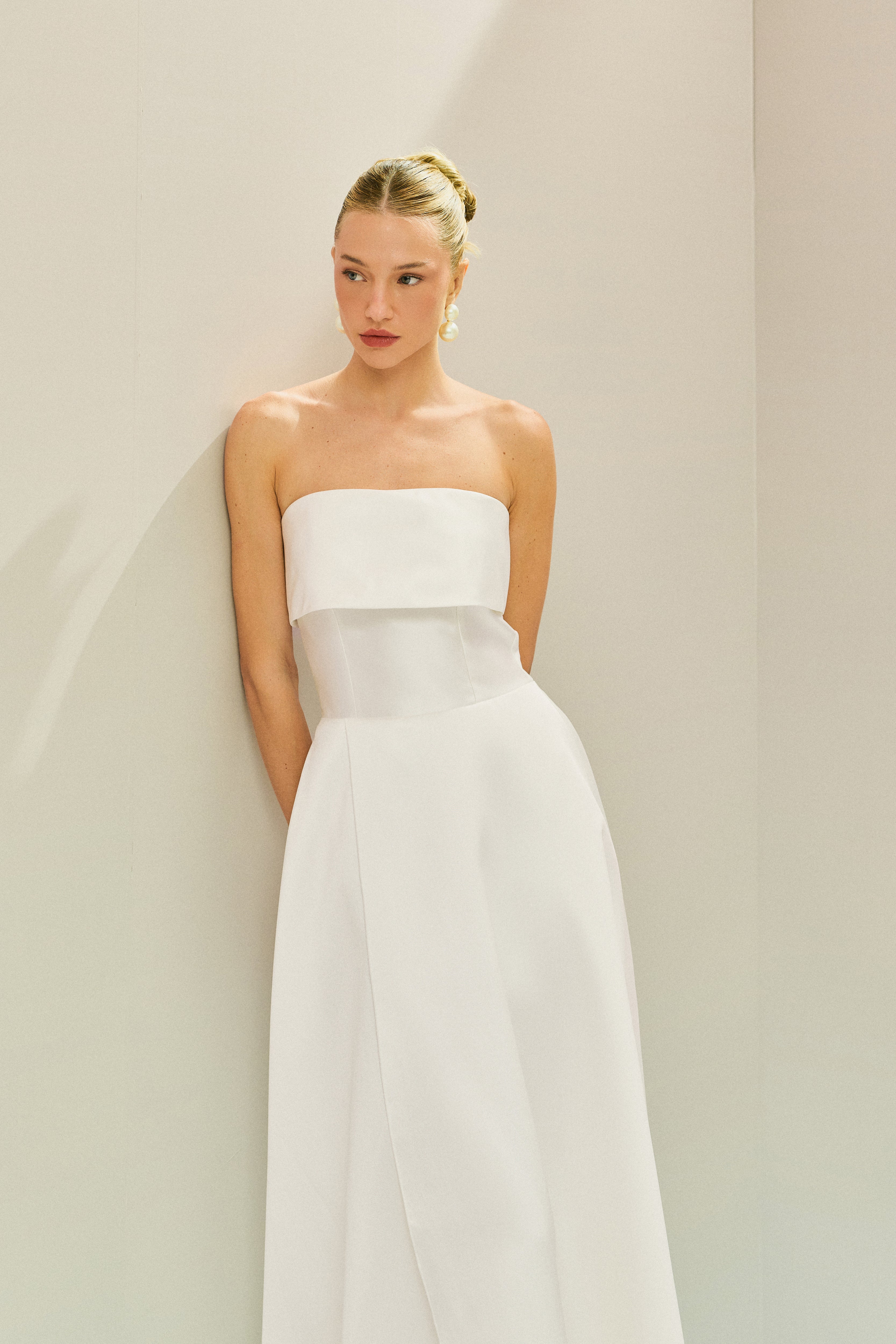 Vestido Longo em Zibeline com Detalhe de Pala Larga no Busto e Saia Cruzada - Kerry Off White