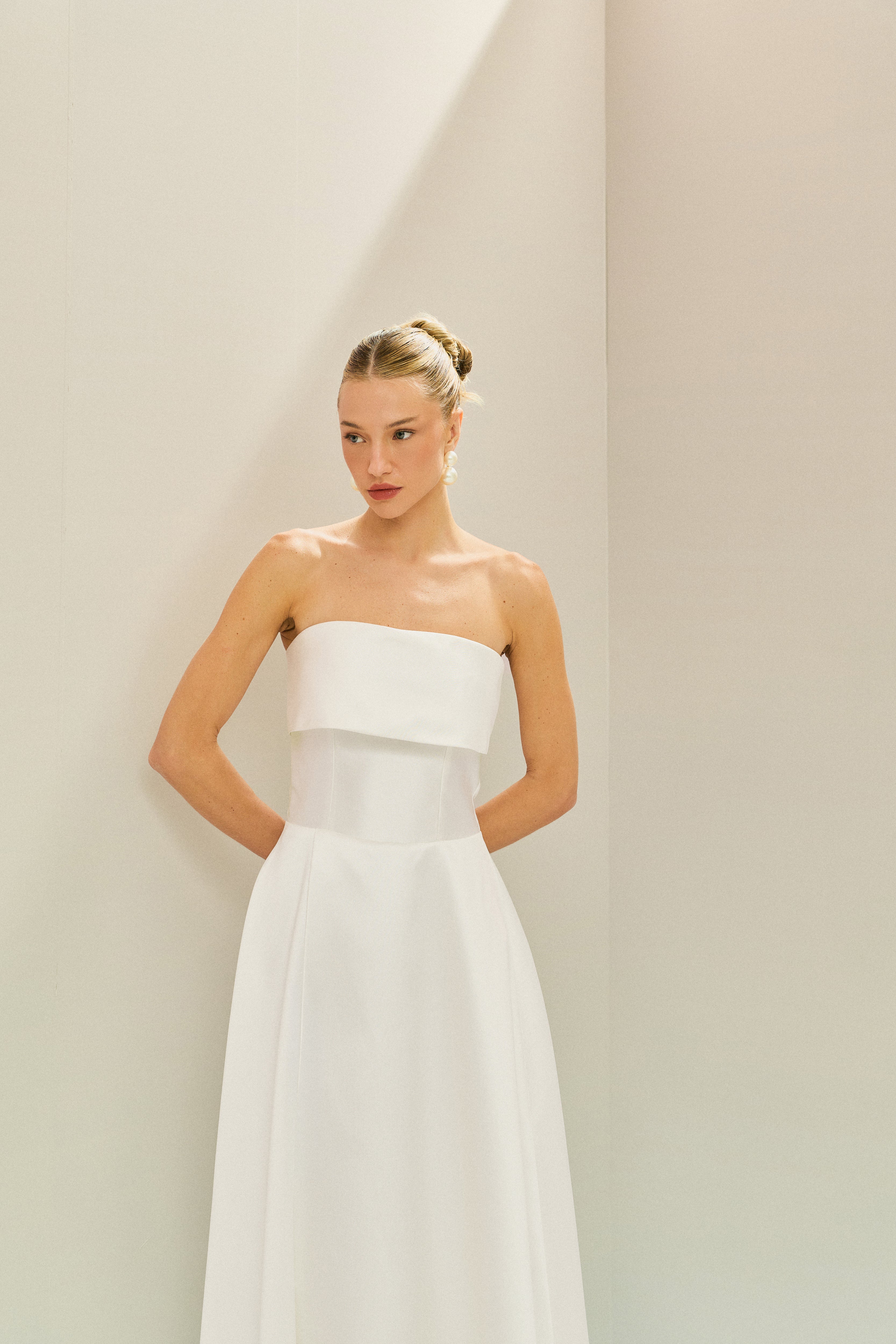 vestido_longo_com_detalhe_de_pala_larga_no_busto_e_saia_cruzada_kerry_off_white4.jpg
