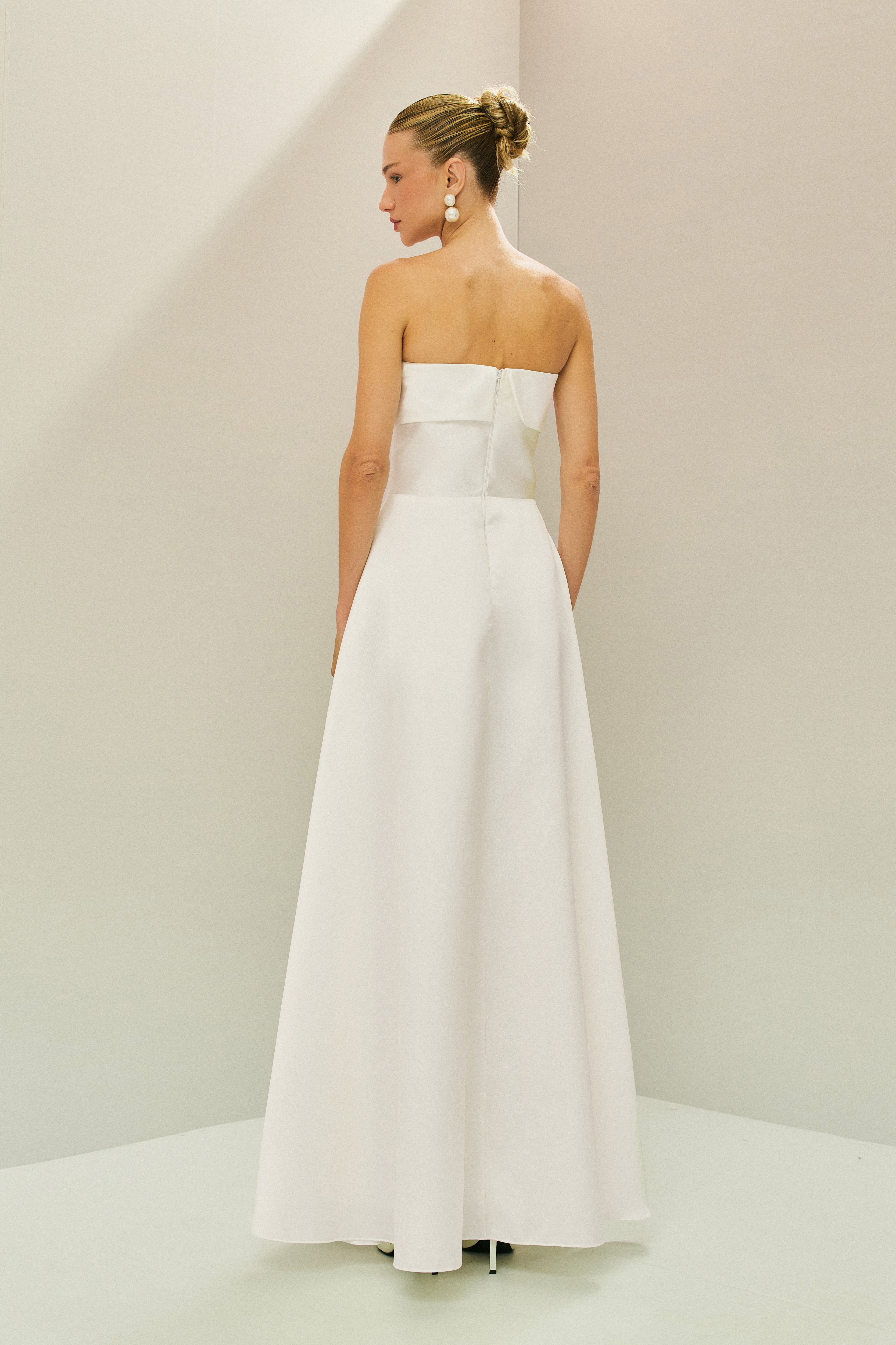 Vestido Longo em Zibeline com Detalhe de Pala Larga no Busto e Saia Cruzada - Kerry Off White