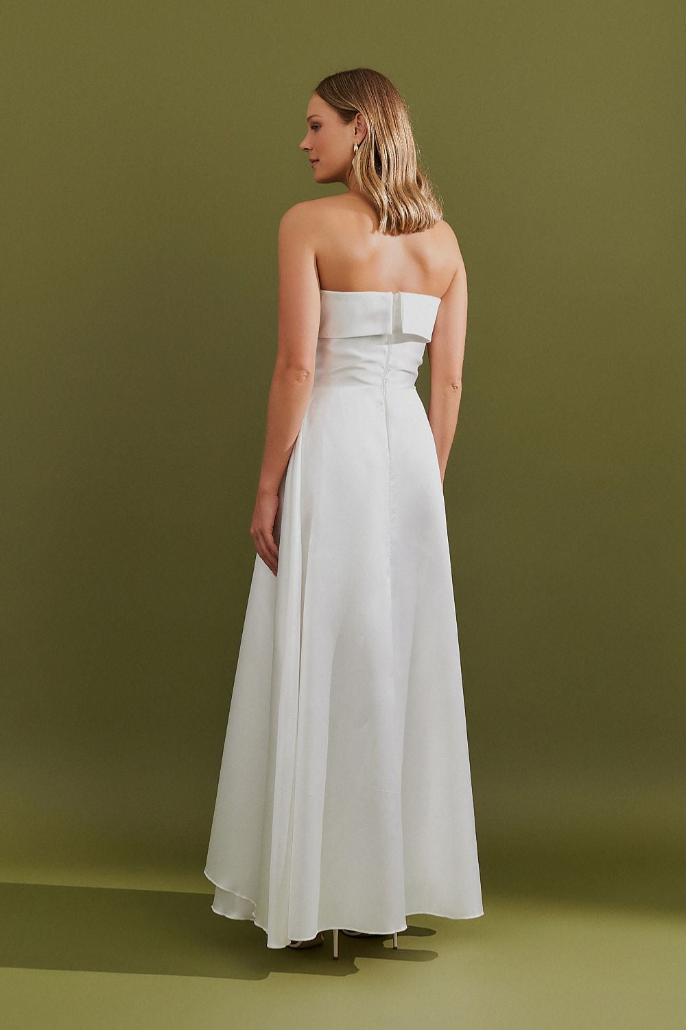 Vestido Longo com Detalhe de Pala Larga no Busto e Saia Cruzada  - Kerry Off White