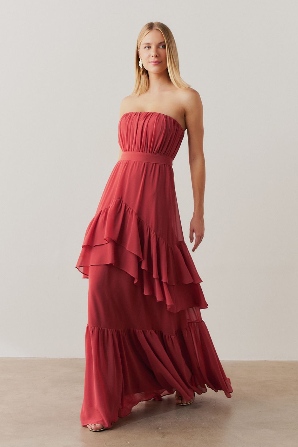 Vestido Longo com Franzidos no Busto, Saia em Babados e Cinto Removível - Salta Canela