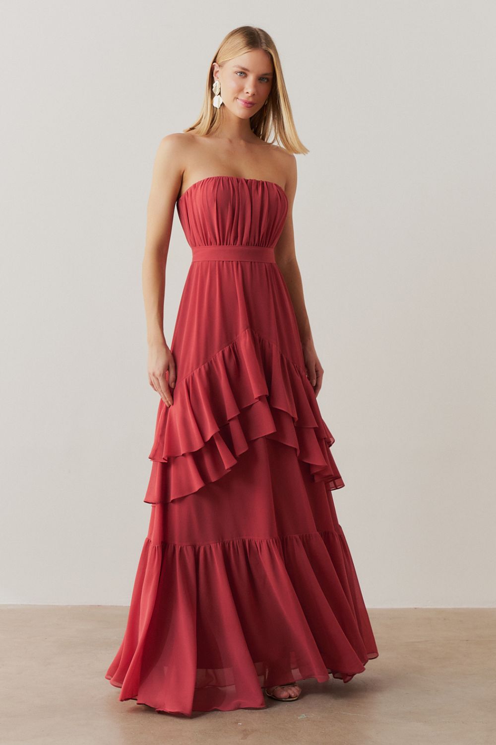 Vestido Longo com Franzidos no Busto, Saia em Babados e Cinto Removível - Salta Canela