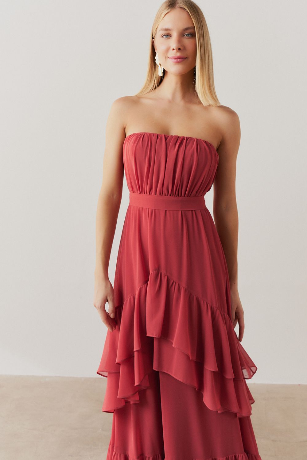 Vestido Longo com Franzidos no Busto, Saia em Babados e Cinto Removível - Salta Canela