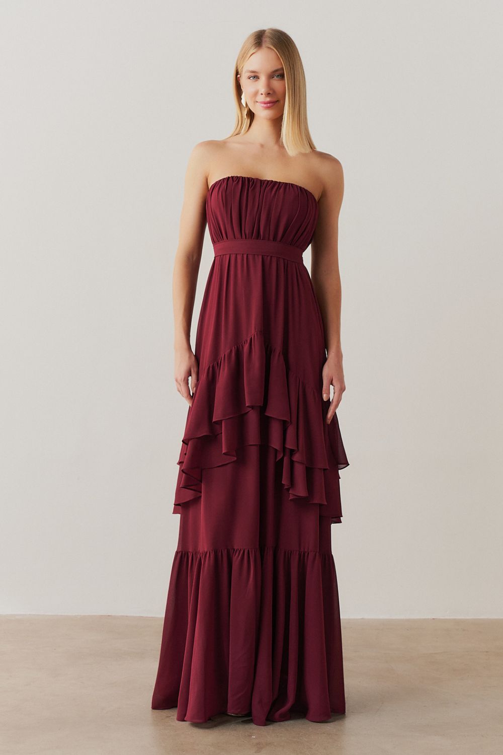 Vestido Longo com Franzidos no Busto, Saia em Babados e Cinto Removível - Salta Marsala