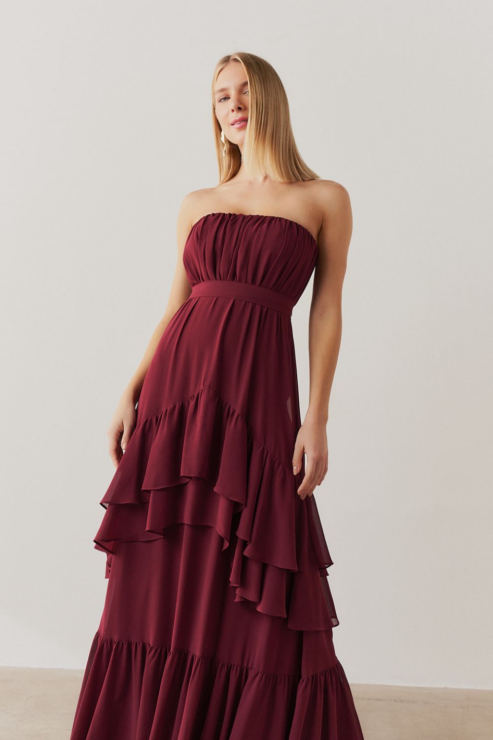 Vestido Longo com Franzidos no Busto, Saia em Babados e Cinto Removível - Salta Marsala