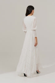 Vestido Longo com Manga Longa, Detalhes de Rendas e Babados Assimétricos - Finlândia Off White