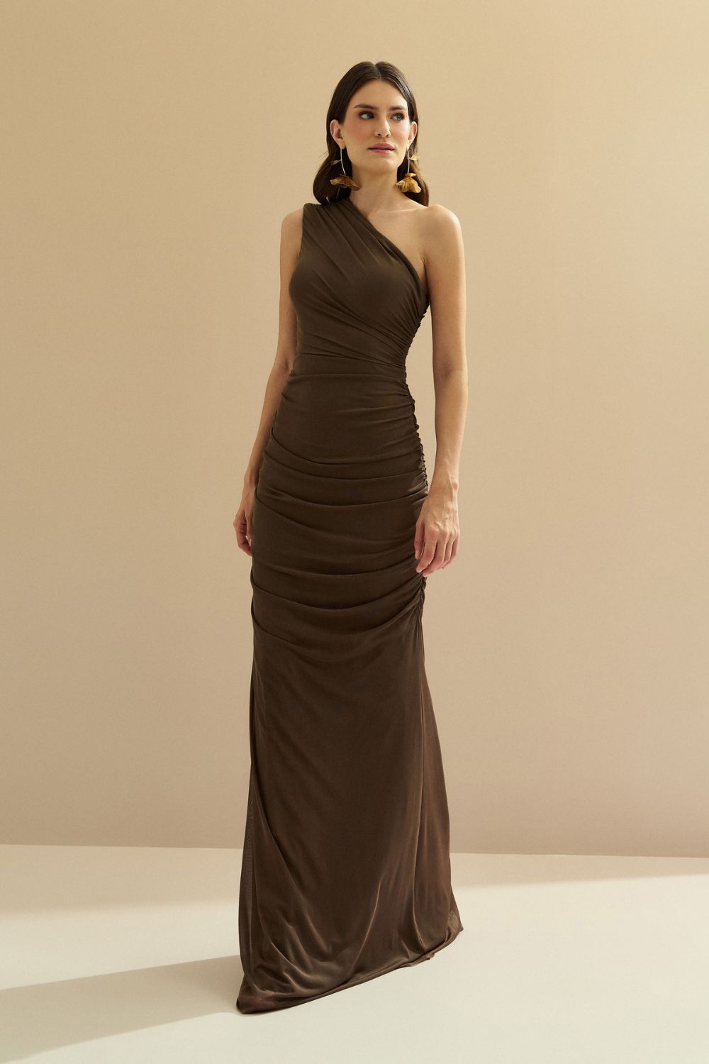 Vestido Longo com Ombro Único e Franzidos - Lugano Marrom