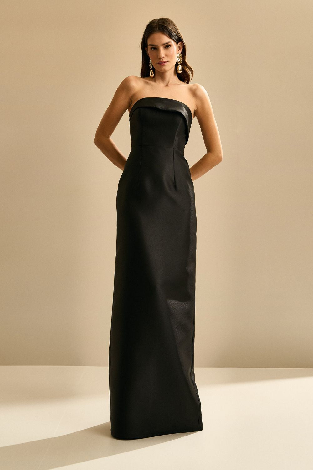 Vestido longo com Pala Assimétrica com Saia Lápis e Fenda traseira - Malásia Preto