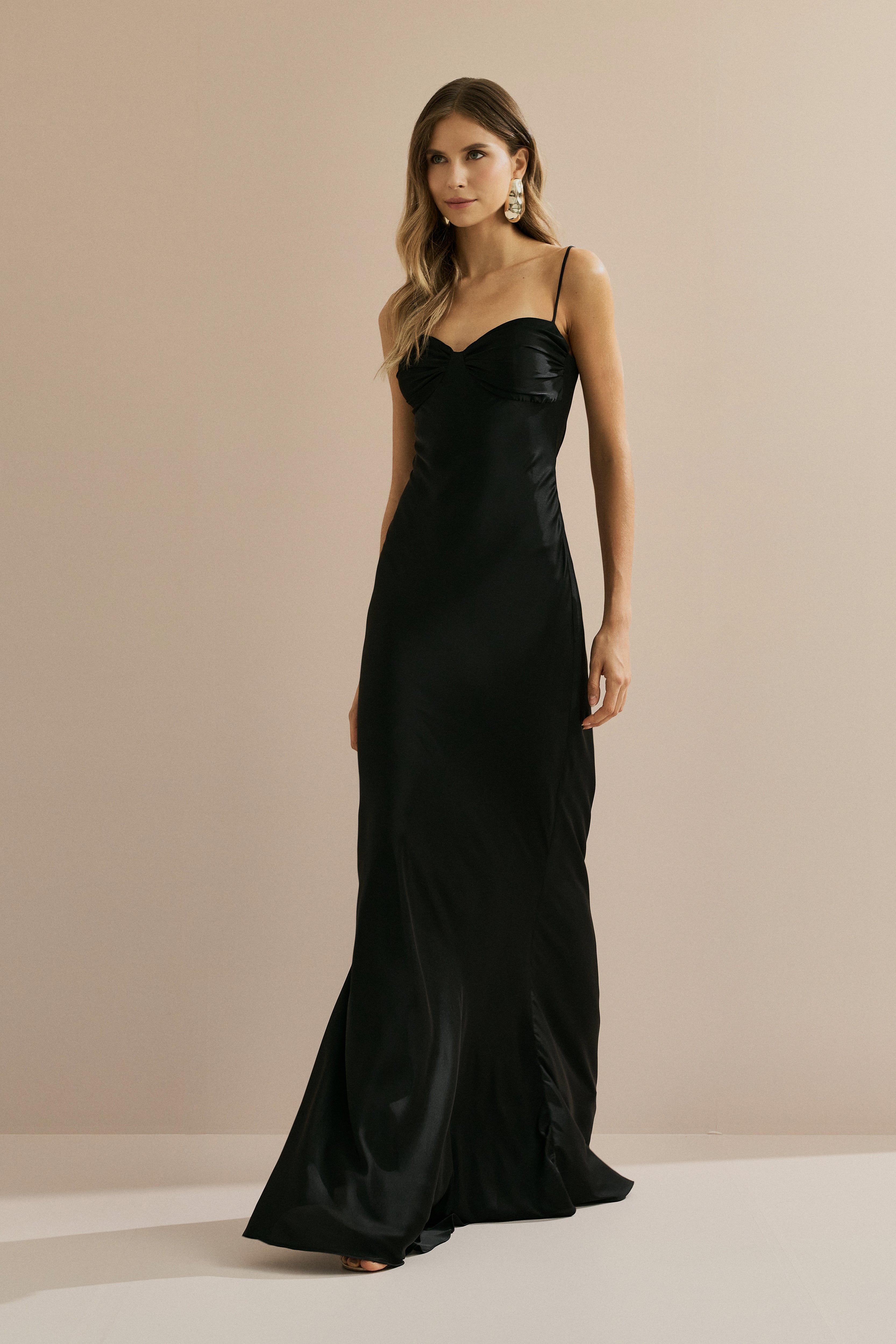 vestido_longo_de_cetim_com_decote_coracao_franzido_croacia_preto4.jpg
