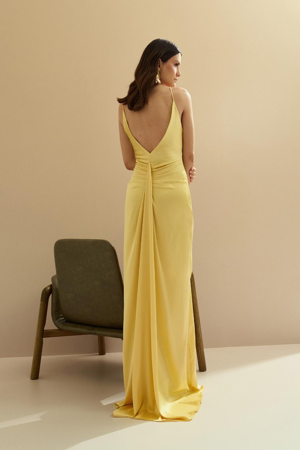 Vestido Longo de Cetim com Decote e Pregas nas Costas - Chile Amarelo Manteiga