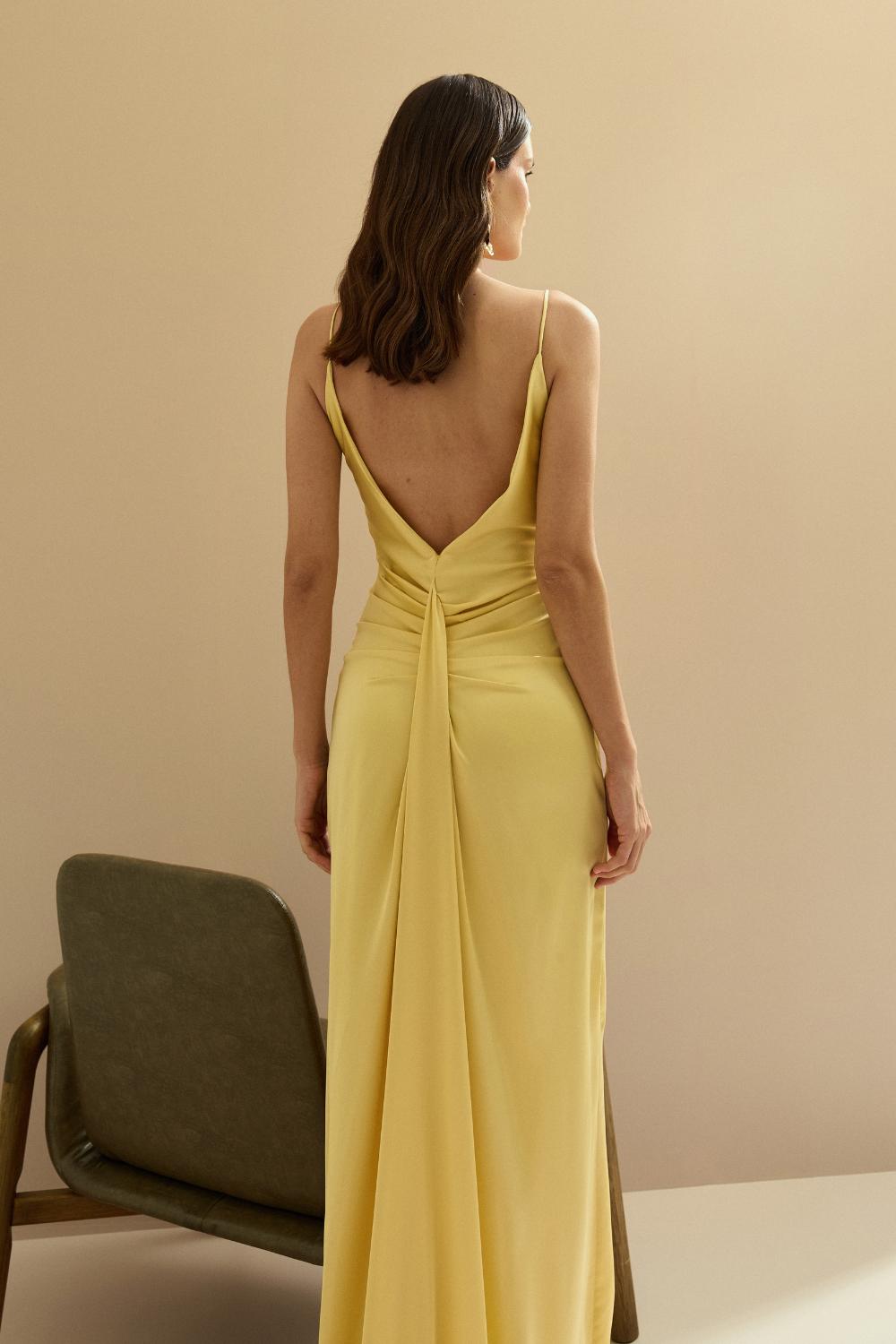 Vestido Longo de Cetim com Decote e Pregas nas Costas - Chile Amarelo Manteiga