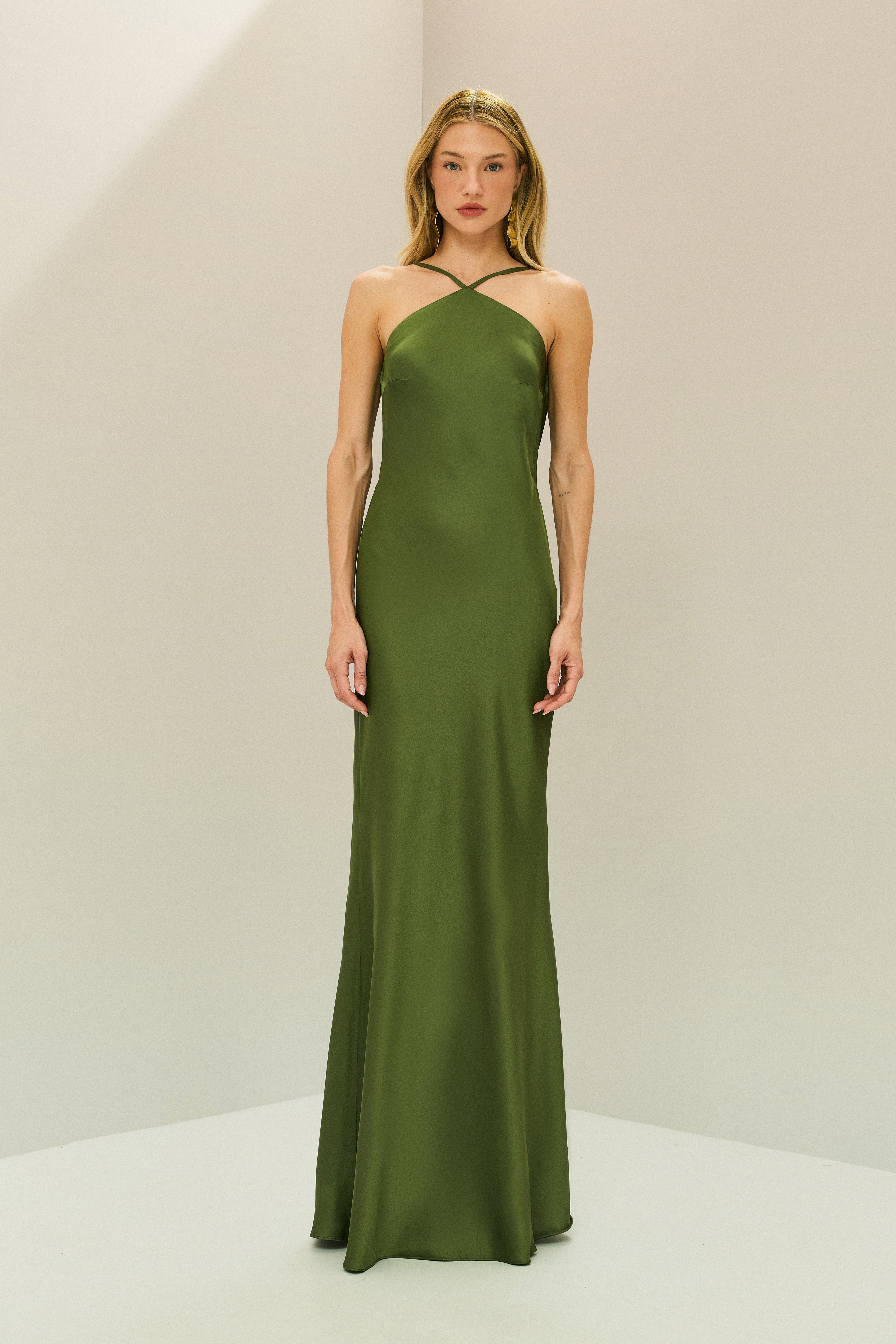 Vestido Long Midi de Cetim com Decote Triangular e Amarração nas Costas - Capri Oliva