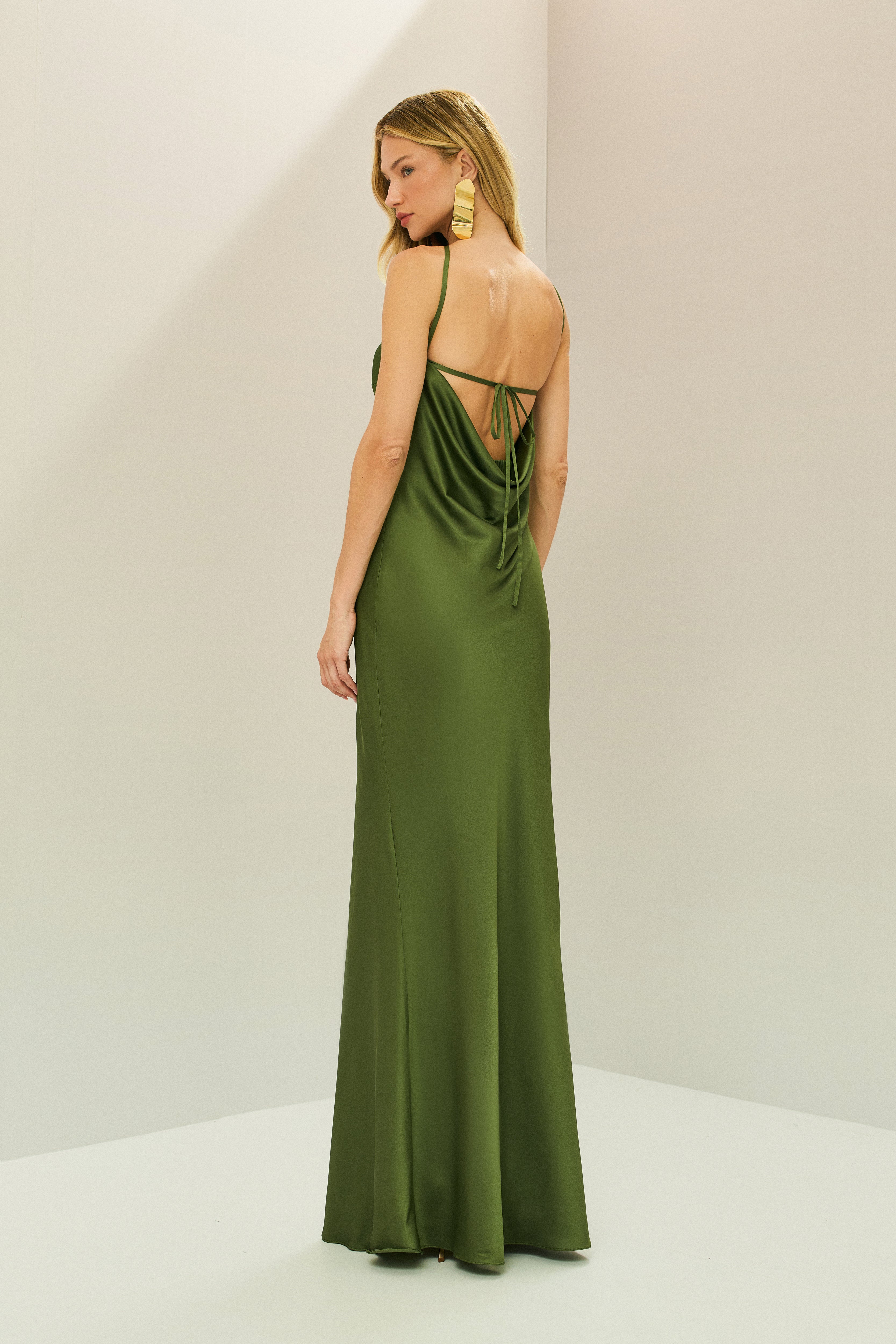 Vestido Long Midi de Cetim com Decote Triangular e Amarração nas Costas - Capri Oliva